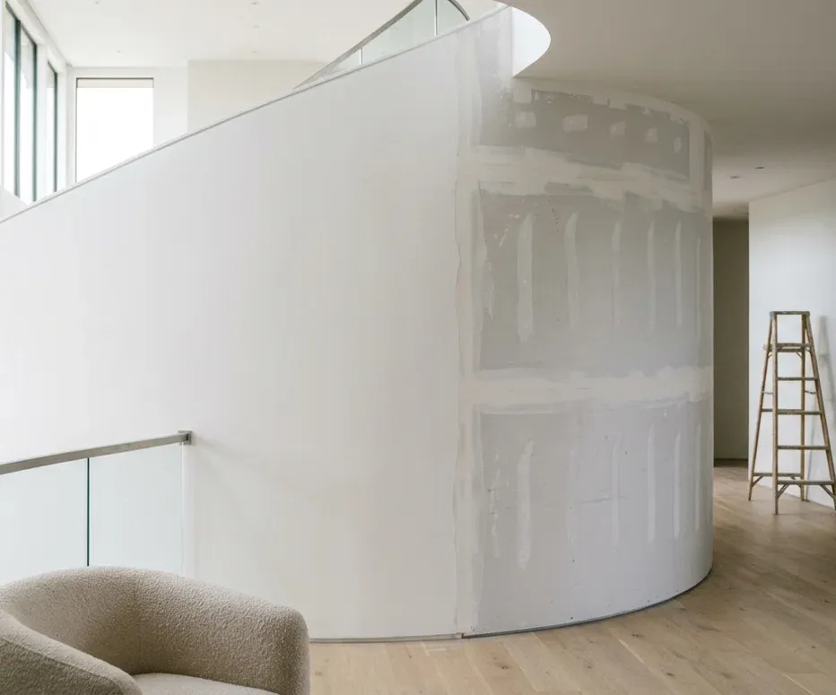 Level 5 finish across a curved wall